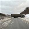 Попавший в ДТП грузовик заблокировал участок трассы на западе Красноярского края