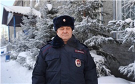 В Красноярском крае участковый эвакуировал с трассы четверых женщин, замерзавших в заглохшей машине