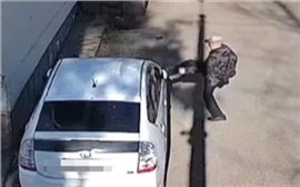 Пожилой красноярец умышленно повредил помешавшую ему машину (видео)