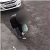 Красноярец подобрал на улице телефон и выбросил его, а теперь пойдет под суд (видео)