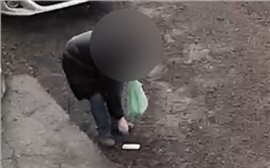 Красноярец подобрал на улице телефон и выбросил его, а теперь пойдет под суд (видео)