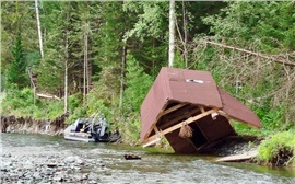 80-летняя отшельница из Хакасии Агафья Лыкова сама построила себе баню к Новому году