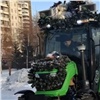 В Красноярске снегоуборочную технику украшают к Новому году (видео)