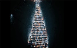 «Автоёлка» в Красноярске собрала около 500 участников (видео)