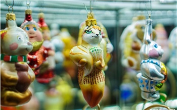 Советские игрушки и километровые гирлянды: сколько стоят трендовые украшения для ёлки в Красноярске