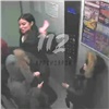 В Красноярске семейная пара с детьми устроила драку в лифте (видео)