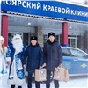 В Красноярске Дед Мороз из ГАИ поздравил больных детей с Новым годом