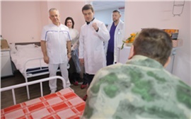 Михаил Котюков навестил в красноярской БСМП раненых бойцов СВО