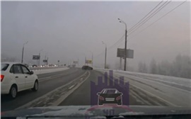 Пьяная красноярка вылетела с Октябрьского моста на иномарке (видео)