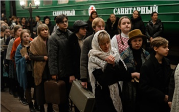 «Мы вытирали слезы детям»: как школьники воссоздали трагедию блокадного Ленинграда на красноярском заводе