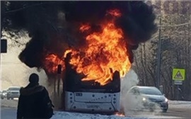 В Красноярске на дороге сгорел автобус (видео)