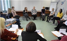 Красноярским родителям и подросткам напомнили о работающих в школах психологах 