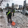 Красноярские дорожники борются со снежной кашей на тротуарах 