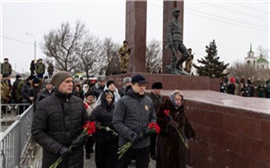 Михаил Котюков возложил цветы к памятнику воинам-интернационалистам в Красноярске (видео)