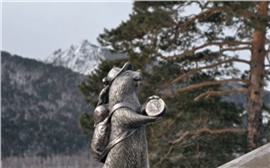 В Красноярске установили еще одного бронзового суслика 