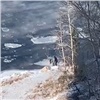 Дети устроили опасные игры на льдине в красноярских «Тихих Зорях» (видео)
