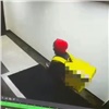 В Красноярске курьер нашел в подъезде 5 тысяч рублей и попал под следствие (видео)