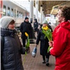 В канун 8 Марта железнодорожники подарили весеннее настроение пассажирам вокзала в Красноярске (видео)