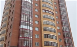 Тела женщины и ребенка найдены у подъезда дома в Октябрьском районе Красноярска (видео)