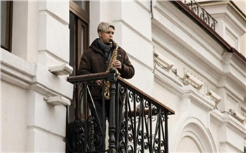 Концерт на балконе, цветы в дороге и футбольный матч: как красноярок с 8 Марта поздравляли