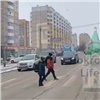 В Красноярске автоледи проехала на «красный» и чуть не сбила двух детей (видео)