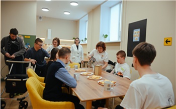 «Выйти во взрослый мир»: как красноярских подростков-инвалидов учат жить самостоятельно