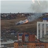 В Красноярске загорелась трава на Караульной горе
