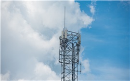 «Ставят антенны 4G, это оружие!»: красноярка на встрече с мэром пожаловалась на облучение