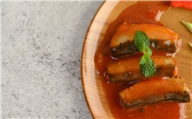 Красноярцам напомнили о пользе кильки в томатном соусе