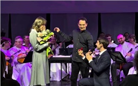 Красноярец сделал предложение девушке на сцене драмтеатра (видео)