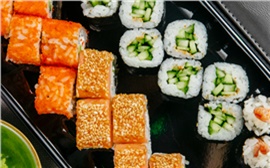 В красноярском Роспотребнадзоре объяснили, как распознать некачественные роллы и суши 
