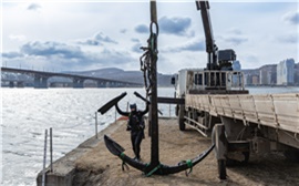 В Красноярске из Енисея подняли огромный якорь (видео)