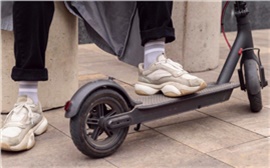 В Красноярске две девушки на электросамокате травмировали ребенка (видео)