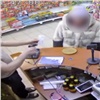 Пожилой красноярке грозит тюремный срок за покупки с найденной на улице чужой карточки