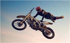 В центре Красноярска подросток на мотоцикле влетел в машину и несколько раз перевернулся в воздухе (видео)