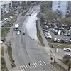 На улице Железнодорожников в Красноярске подтопило дорогу