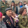 101-летнему ветерану из Красноярска устроили парад Победы во дворе дома (видео)