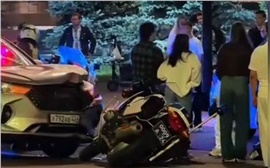 В центре Красноярска инспектор мотобата врезался в такси во время погони за эндуристом (видео)