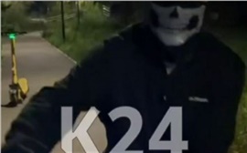В Красноярске самокатчик ударил девушку кулаком по лицу за замечание (видео)