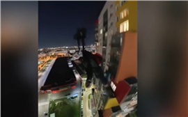 Красноярец снял видео, как спрыгнул с парашютом с крыши дома на Шахтеров