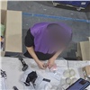 Под Красноярском работник сортировочного центра под камерами украл товар (видео)