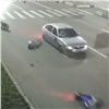 В Красноярске подростки на самокате угодили под машину (видео)