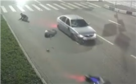 В Красноярске подростки на самокате угодили под машину (видео)