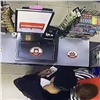В красноярском магазине карманник обокрал покупательницу и кассира (видео)