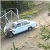 В Красноярском крае автомобилист снес забор, уходя от полицейской погони (видео)