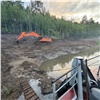 В Красноярске из Енисея подняли три баржи и плавкран