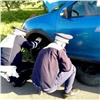 В Красноярске сотрудники ДПС помогли женщине после ДТП и заменили колесо