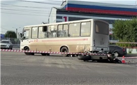 На Пограничников в Красноярске мотоциклист влетел в автобус и погиб (видео)