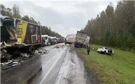 В массовом ДТП с фурами на трассе в Красноярском крае погибли два водителя (видео)