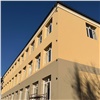 В Красноярске завершают ремонт фасада школы на Аэровокзальной